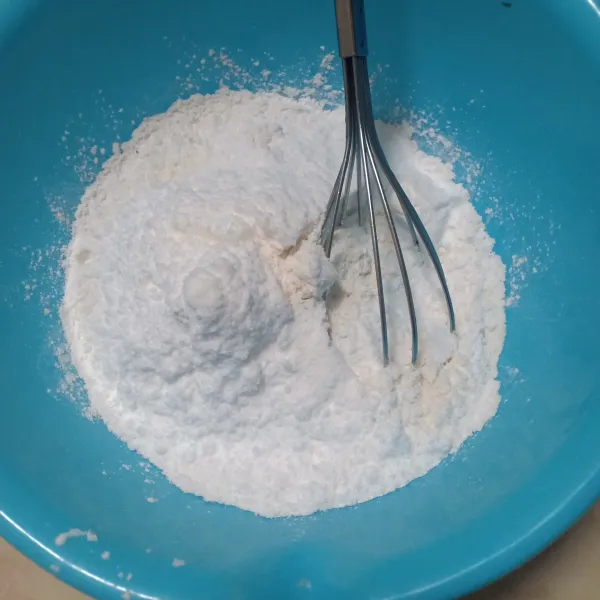Campurkan semua tepung jadi satu dan gula halus.
