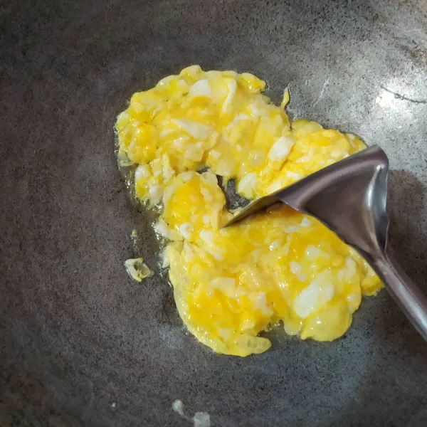 Panaskan minyak, masukkan 2 butir telur lalu diorak-arik.