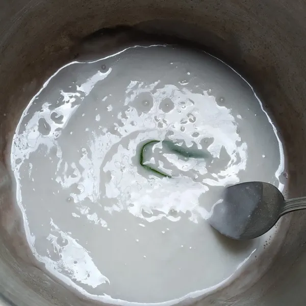 Kemudian masak dengan api kecil sambil diaduk-aduk hingga mendidih. Masukan larutan tepung maizena, aduk hingga mengental. Matikan api.