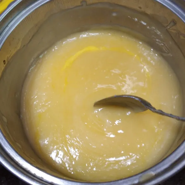 Setelah mengental, matikan api. Masukan margarin, aduk hingga margarin leleh dan tercampur rata.