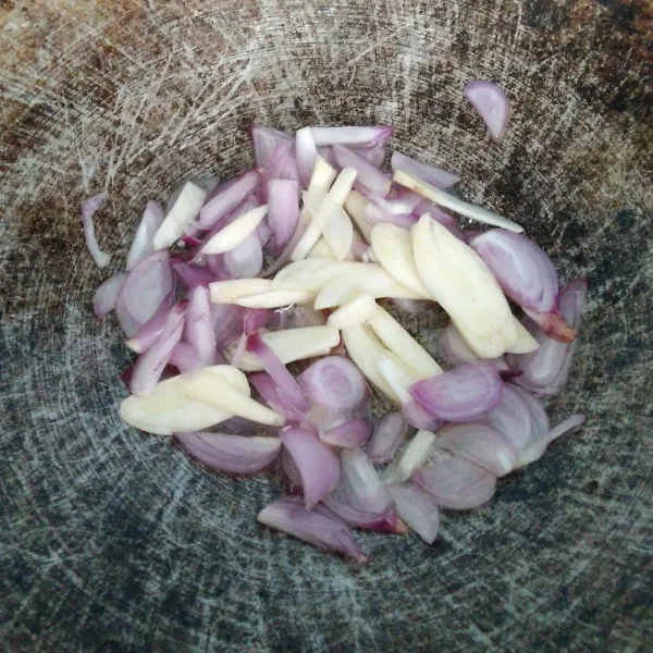 Siapkan wajan, beri sedikit minyak. Tumis bawang merah dan bawang putih hingga harum dan layu.