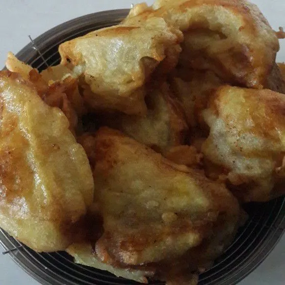 Goreng hingga terlihat kecoklatan, angkat dan tiriskan.