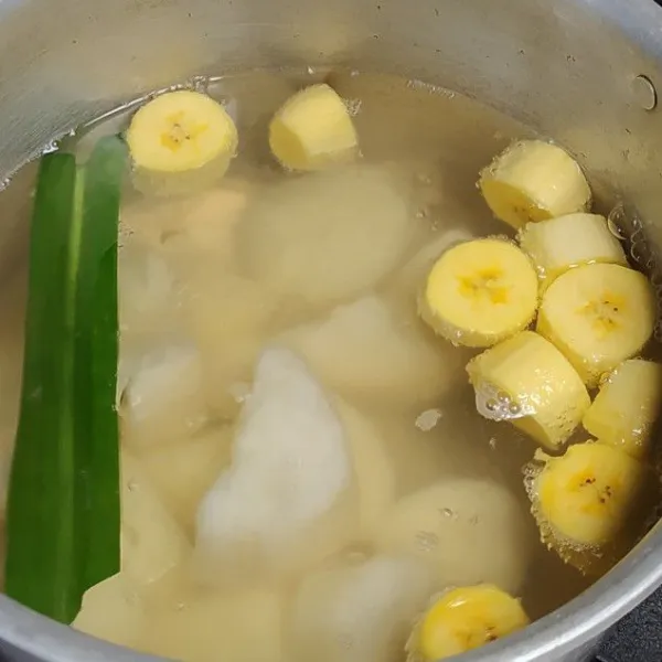 Masukkan gula pasir, garam halus, dan potongan pisang. Aduk rata. Masak hingga pisang layu.