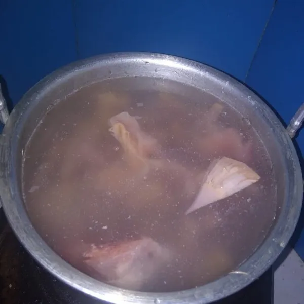 Tambahkan kembali air dan masukkan ayam. Rebus sampai ayam mengeluarkan kaldu.