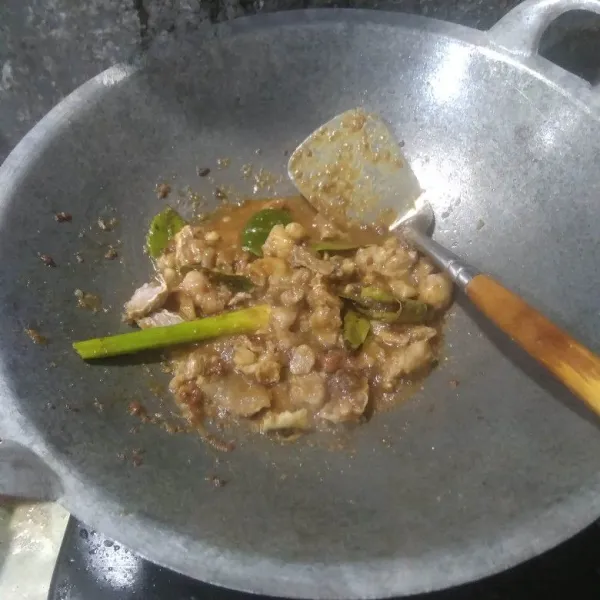 Masukan daging tetelan. Aduk-aduk hingga rata