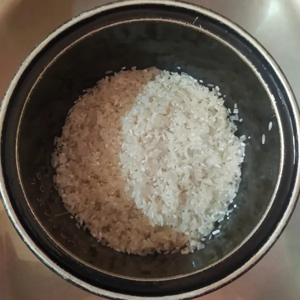 Cuci beras hingga bersih.