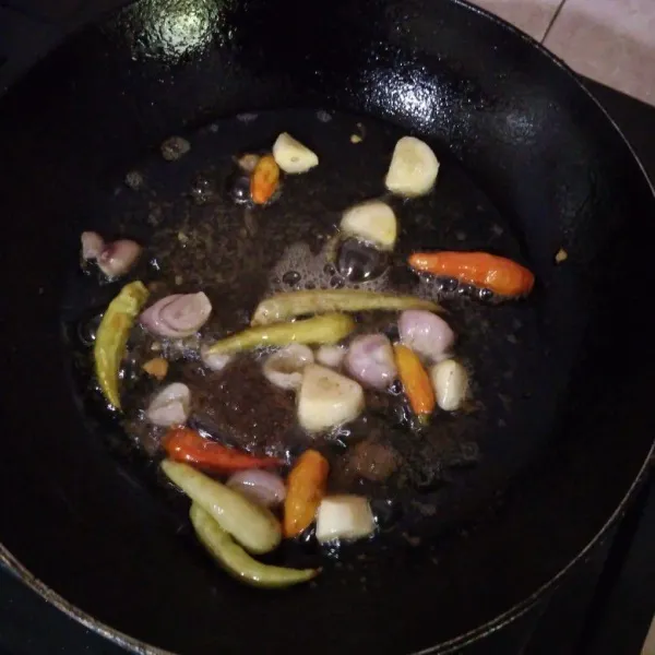 Goreng cabai, bawang merah, bawang putih dan terasi dengan sedikit minyak hingga layu