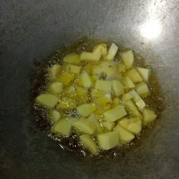Bersihkan kentang, lalu potong-potong. Goreng dalam minyak panas sampai matang. Sisihkan.