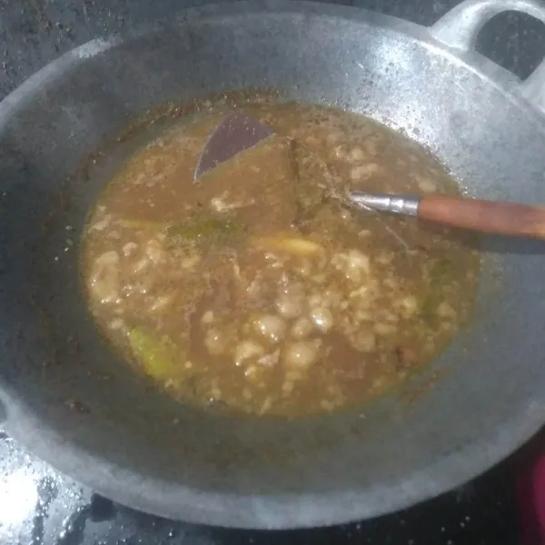 Tuang air kaldu, masak dengan api kecil hingga bumbu meresap. Tes rasa.