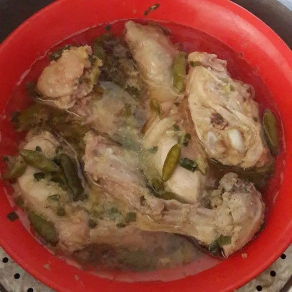 Panaskan kukusan, kukus ayam selama 30 menit, matikan dan biarkan dalam panci sejenak kurang lebih 10 menit kemudian keluarkan.