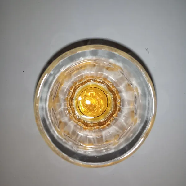 Tuang madu ke dalam gelas.