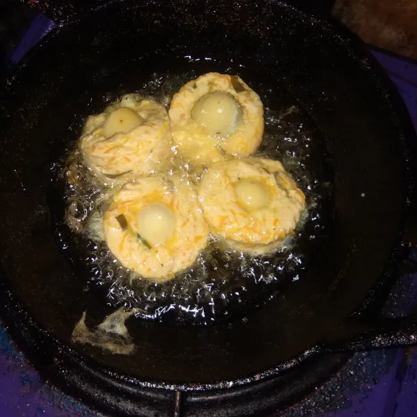 Goreng sampai kuning keemasan, tiriskan.