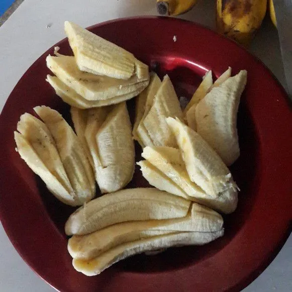 Potong-potong pisang belah seperti kipas.