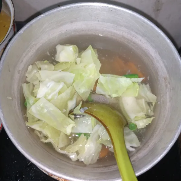 Setelah semua sayur matang, masukkan kol, aduk rata.