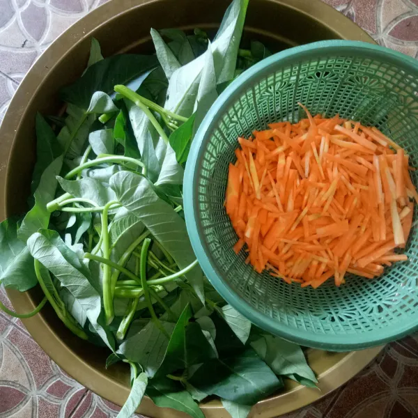 Potong kangkung & potong memanjang wortel. Kemudian cuci bersih