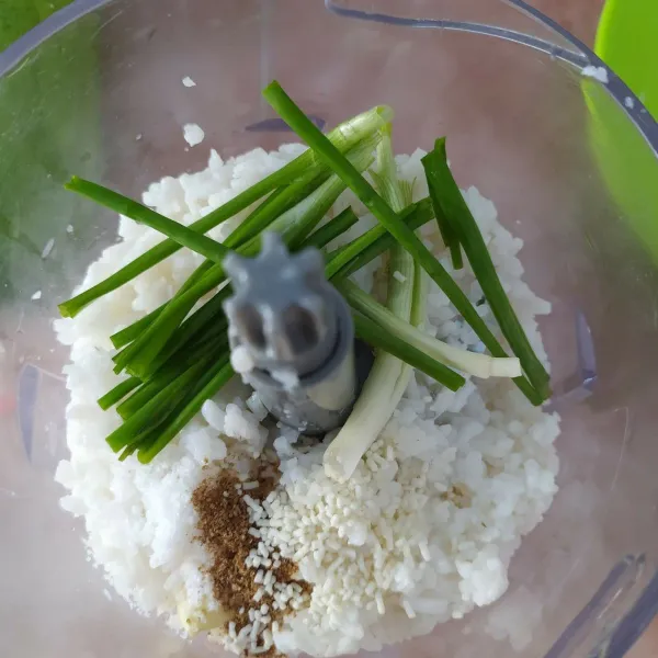 Blender nasi sisa dengan bawang putih, garam, ketumbar, kaldu jamur dan daun bawang hingga halus.