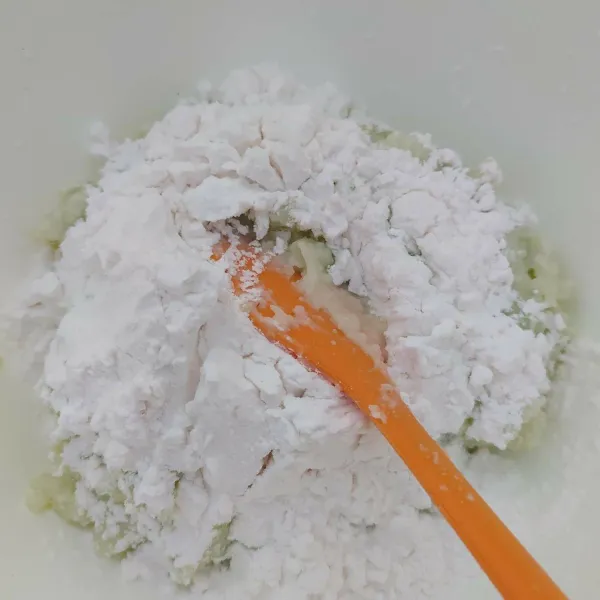Pindahkan ke wadah, tambahkan tepung tapioka. Uleni hingga membentuk adonan. Jika adonan masih lengket ditangan, bisa tambahkan tepung tapioka.