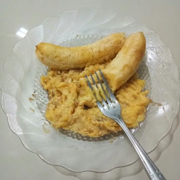 Hancurkan pisang dengan garpu.