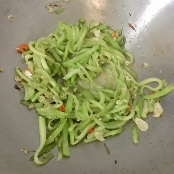 Masak labu siam hingga empuk dan air menyusut. Sajikan.