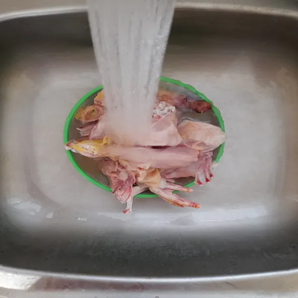 Cuci ayam dengan air mengalir,kucuri dengan air perasan jeruk nipis.
