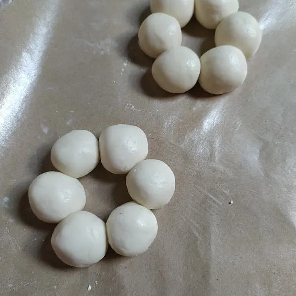 Ambil secukupnya adonan kemudian bentuk sesuai selera.