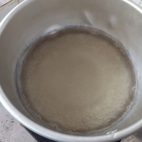 Rebus air dan gula pasir, sampai gula larut.
