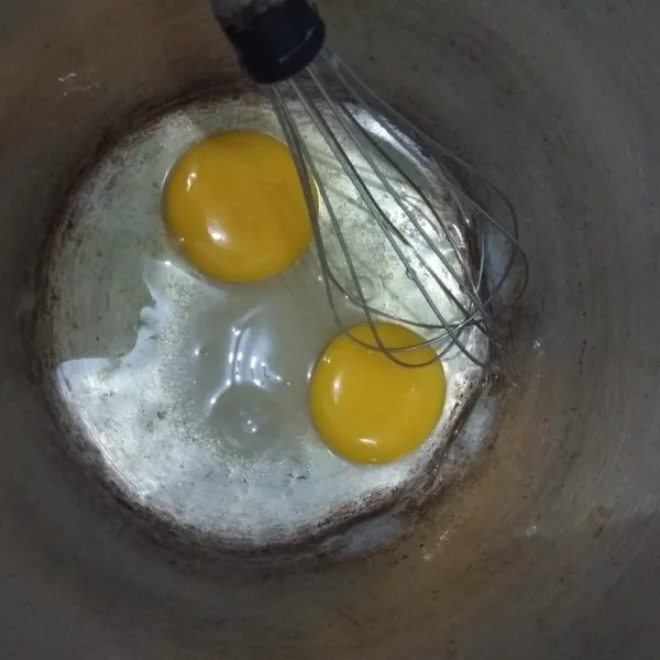 Kocok telur dan gula cukup sampai gula larut dan telur berbuih.