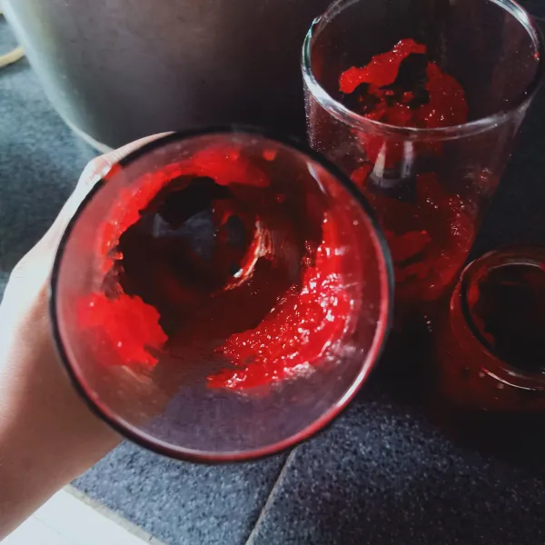 Olesi gelas dengan selai strawbery.
