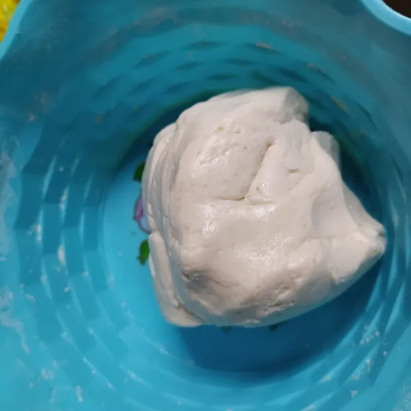 Tuangi larutan Indomilk Kental Manis Putih sedikit demi sedikit sambil diuleni menggunakan tangan hingga tercampur rata dan bisa di bentuk.
