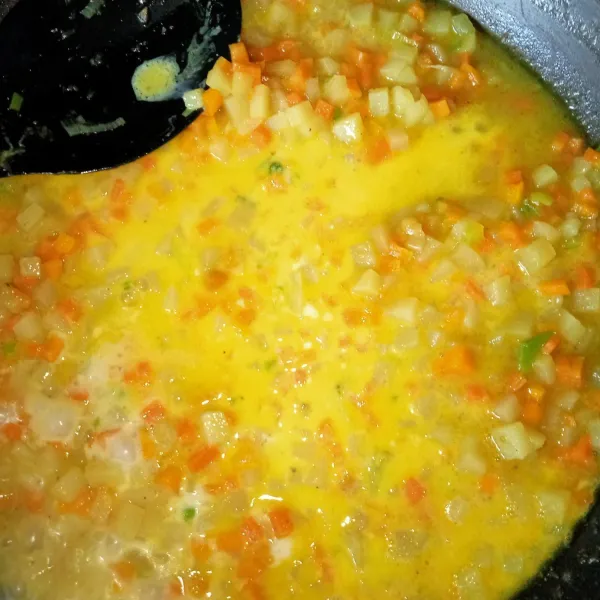 Masukkan potongan kentang, wortel. Tuang susu, tambahkan garam, gula, lada bubuk, dan kaldu bubuk. Aduk rata. Masak hingga matang.