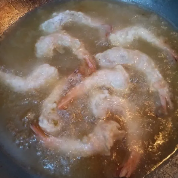 Panaskan wajan. Beri minyak. Goreng udang yang telah dibalur tepung hingga kekuningan. Angkat dan tiriskan.