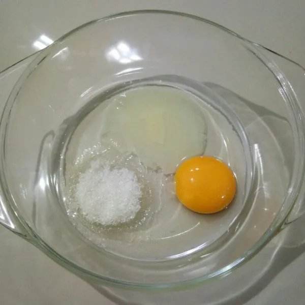 Masukkan telur, gula pasir, susu kental manis, dan vanilli ke dalam wadah. Aduk rata.