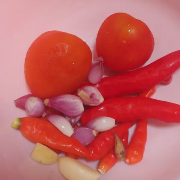 Cuci bersih bahan sambal.