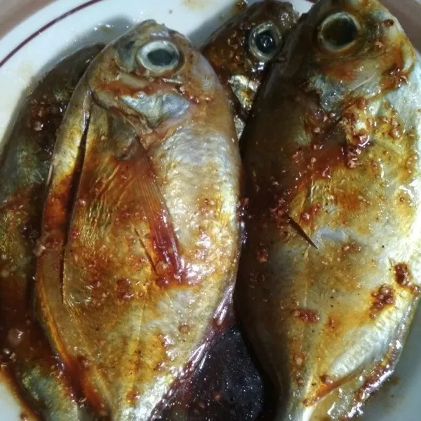 Lumuri ikan dengan bumbu marinasi jangan lupa bagian insang dan dalam perut ikan juga di beri  bumbu diamkan selama 15 menit