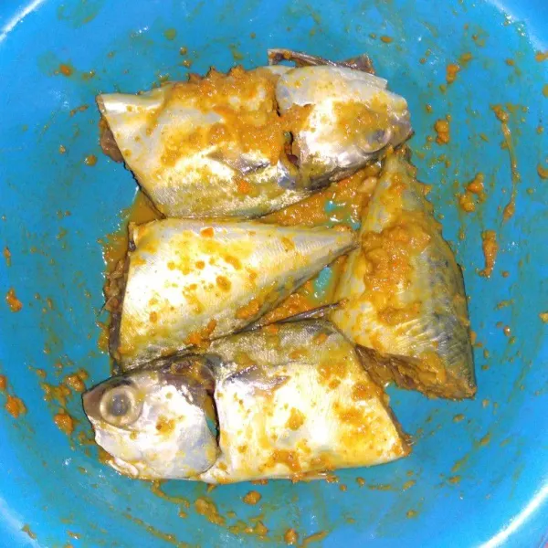 Lumuri ikan dengan bumbu yang sudah dihaluskan, tambahkan garam dan kaldu bubuk, aduk rata dan diamkan selama 30 menit atau sampai bumbu meresap