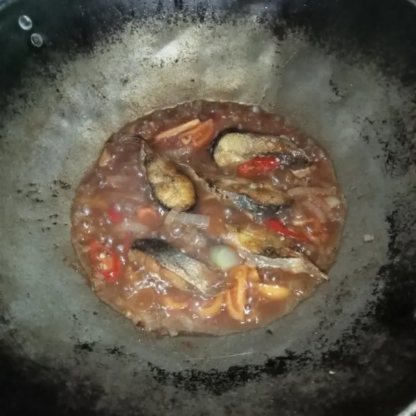 Masukkan ikan, garam, gula pasir, lada bubuk dan kaldu jamur, masak hingga meresap.