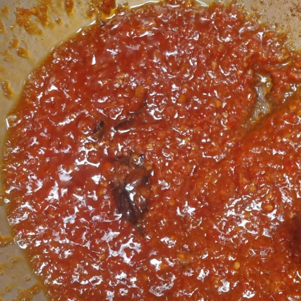 Setelah sambel berubah warna kecoklatan, tes rasa, kalau sudah pas matikan api dan sajikan.