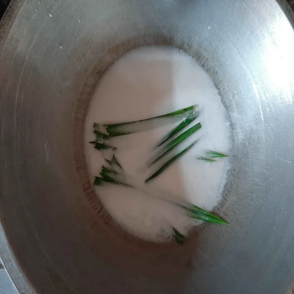 Pertama-tama masak santan yang tidak ditambahkan tepung, tambahkan daun pandan agar harum, jika sudah mendidih tambahkan santan yang sudah dicampur dengan tepung lalu aduk terus sampai mendidih,