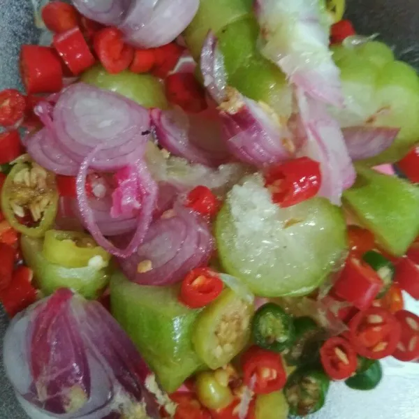 Sambal: aduk rata belimbing wuluh, bawang merah, cabe, air jeruk nipis, garam dan gula pasir, sajikan ikan bersama sambalnya.