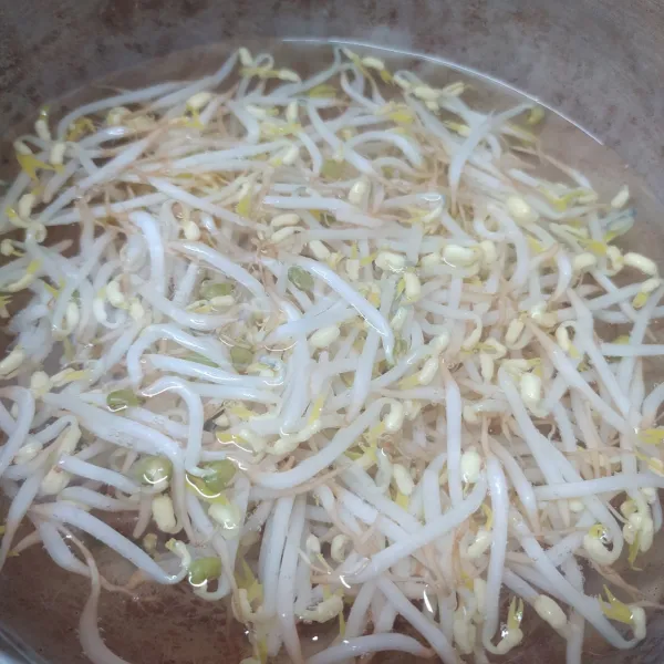 Cuci bersih taoge, siram air panas sebentar lalu tiriskan. Sisihkan.