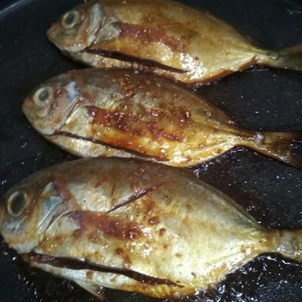 Panaskan teflon bakar ikan sambil di oles bumbu marinasi
