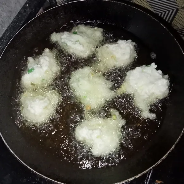 Ambil adonan dengan sendok makan dan goreng hingga matang.