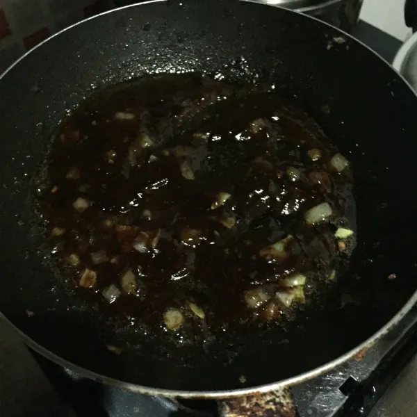 Tambahkan saus lada hitam dan air matang, aduk rata, kemudian siram saus ke atas telur dadar