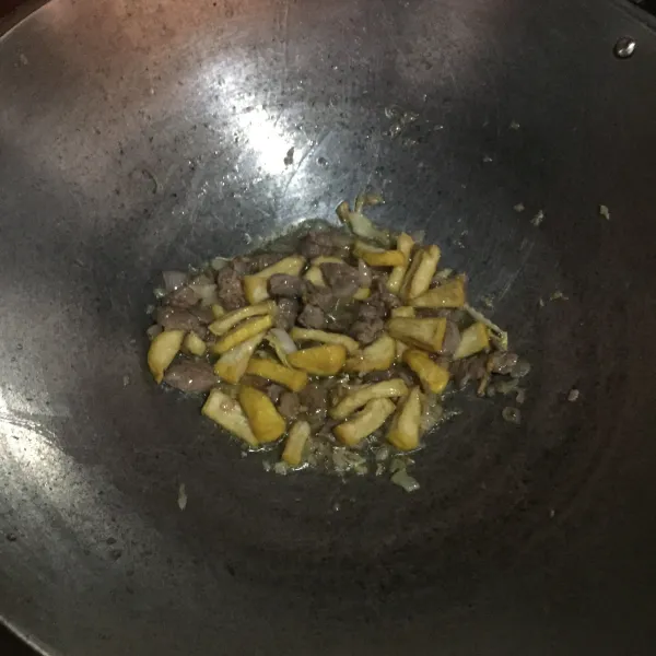 Masukkan daging dan tahu, masak sampai daging berubah warna.