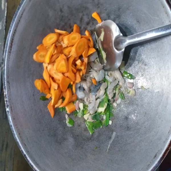 Masukkan udang wortel bakso dan sayuran tambahkan air aduk aduk rata