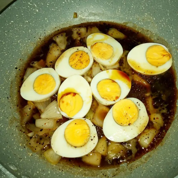 Masukkan telur, siram-siram telur dengan cairan/sausnya.