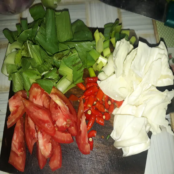 Potong-potong kol, pokcoy, tomat, cabe rawit merah dan daun bawang.