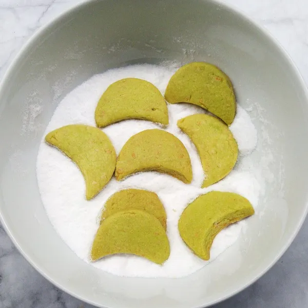 Preheat oven. Masukan loyang ke oven, oven hingga matang. Dalam keadaan hangat, balur roti ke dalam gula salju. Tata di toples kedap udara.