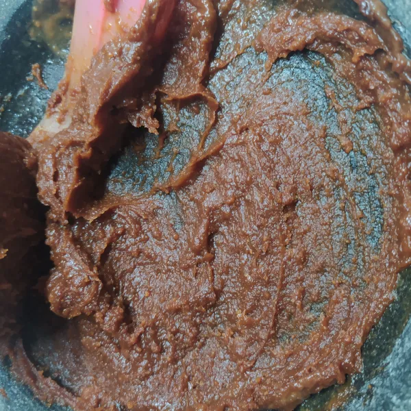 Tambahkan sedikit air untuk membantu ketika menguleg bumbu kacang.