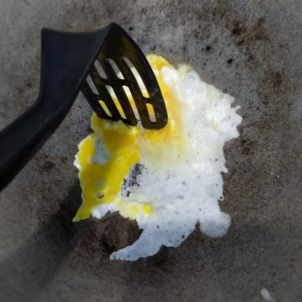 Panaskan sedikit minyak goreng, buat telur orak arik. sisihkan ke pinggir wajan.